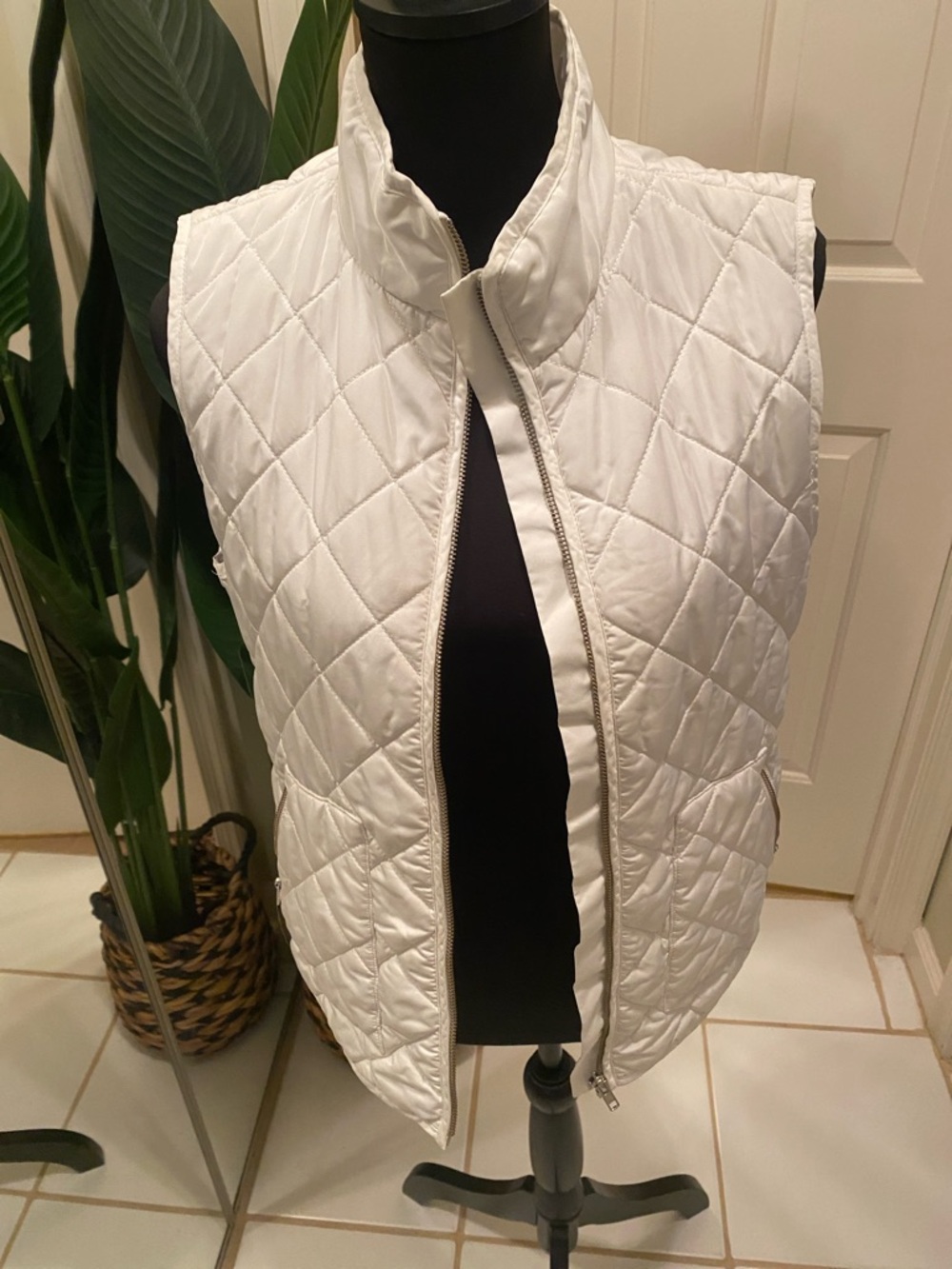 LOFT White Quilted Sleeveless Puffer Vest - Women's Jacket - Picture 2 of 5